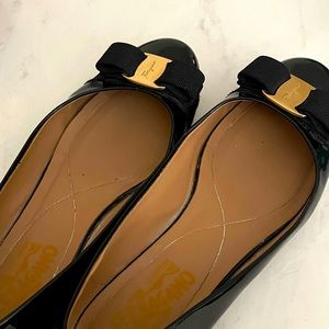 Ferragamo Size 8 bow flats